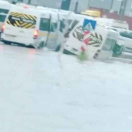 Bursada sel: Servis araçları sel sularında mahsur kaldı