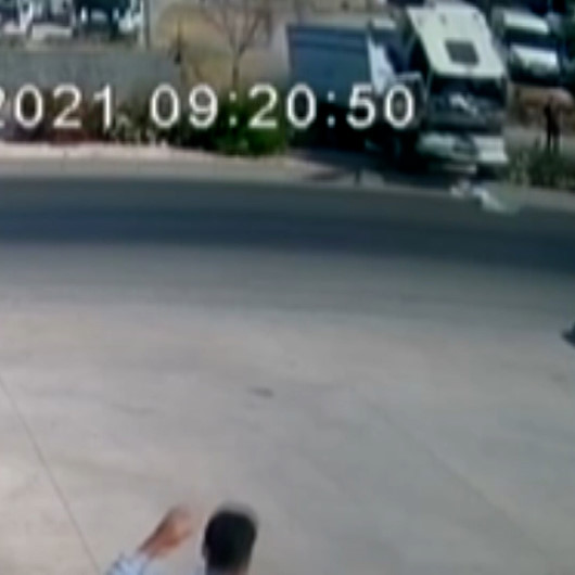 El freni çekilmeyen kamyonun refüje çıkma anı güvenlik kamerasında