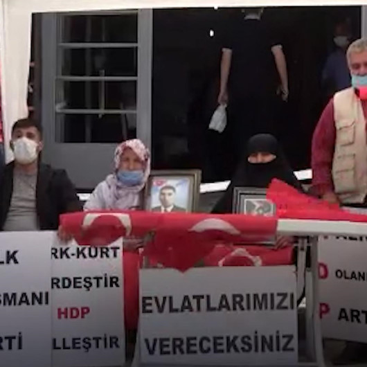 Muşta ailelerin HDP önündeki evlat nöbeti 7. haftasında devam ediyor
