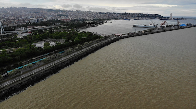Samsun'da etkili olan yağış sonrası denizin rengi kahverengiye döndü