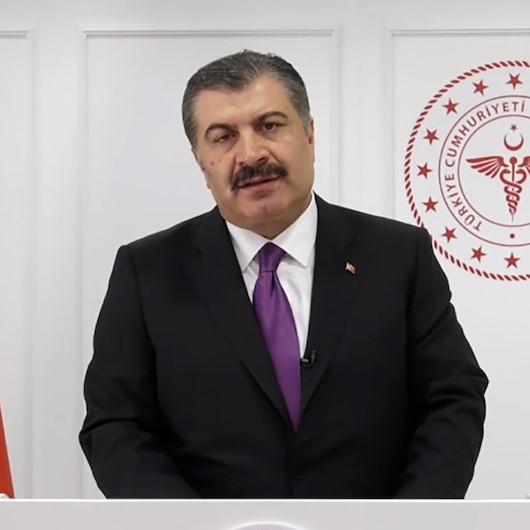 Sağlık Bakanı Koca: Maskelerin yüzümüzü terlettiği son yaz olacak