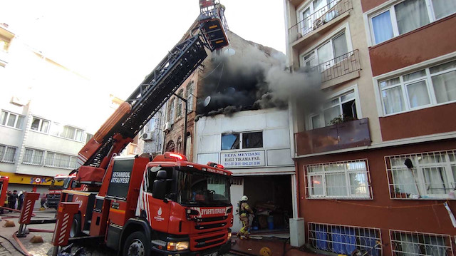 Beyoğlu'nda halı yıkama fabrikasında çıkan yangın 5 katlı binaya sıçradı