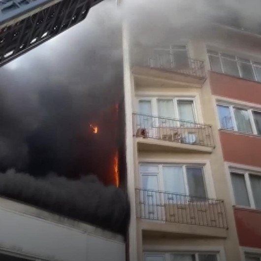 Beyoğlunda halı fabrikasında çıkan yangın yanında bulunan 6 katlı binaya sıçradı