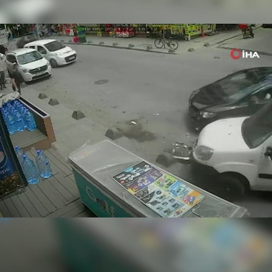 Sultangazide seyir halindeki otomobilin 2 ayrı araca çarptığı anlar güvenlik kamerasında