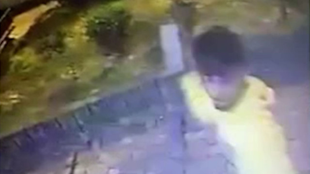Kartı sıkışınca ATM’yi taşladı