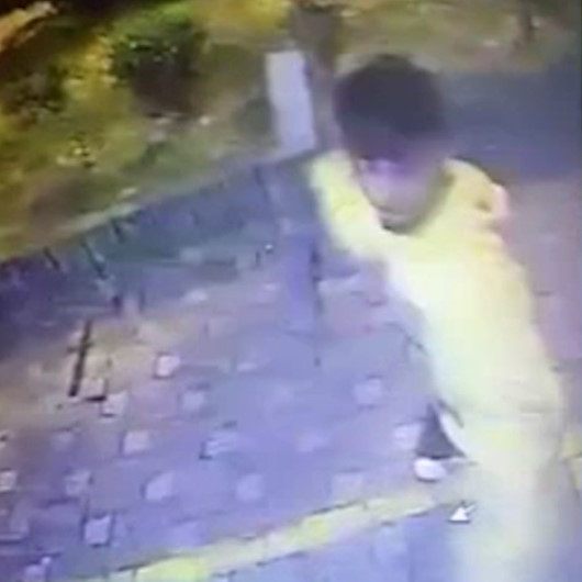 Kartı sıkışınca ATM’yi taşladı