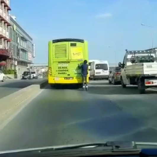 Pendik’te patenli gencin otobüs arkasındaki tehlikeli yolculuğu kamerada