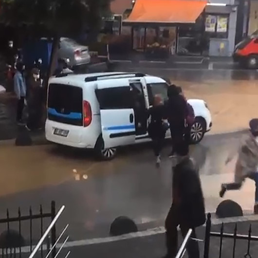 Su birikintisi nedeniyle karşıya geçemeyenlere belediye aracı geçit oldu