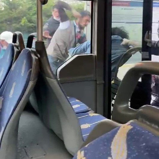 Metrobüste iki grup arasında kavga: Tekmeler ve yumruklar havada uçuştu