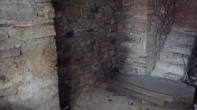Günümüzde caminin alt kısmında kilise kalıntılarını görmek mümkün.