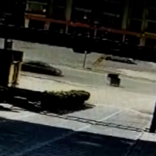 Malatyada ilginç kaza: Otomobil rüzgarın yola ittiği çöp konteynerine çarptı