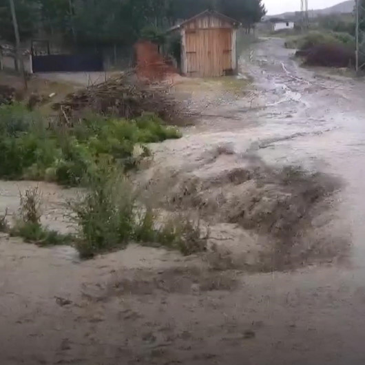 Amasyada etkili olan sağanak yağış nedeniyle Kumluk Deresi taştı