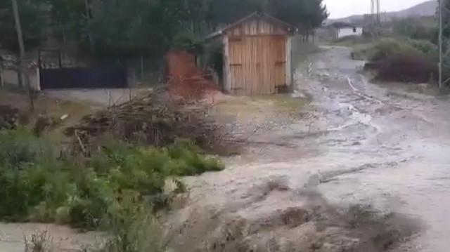 Amasya'da etkili olan sağanak yağış nedeniyle Kumluk Deresi taştı