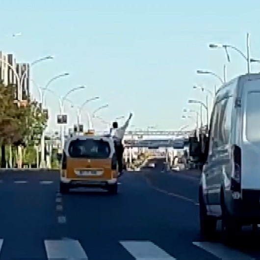 Yolcunun taksinin camından sarkıp tehlikeli hareketler yapması kamerada