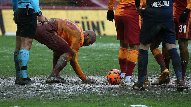 Galatasaray-Kasımpaşa maçı oldukça kötü bir zeminde oynanmıştı.