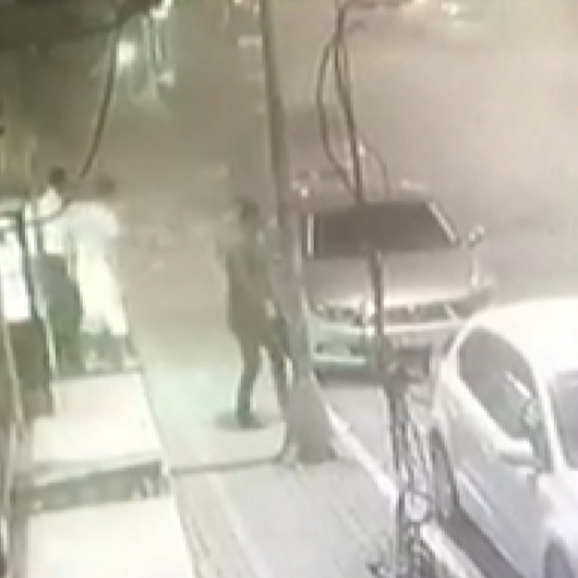 Avcılarda 42 yıllık binanın balkonunun çökme anı kamerada