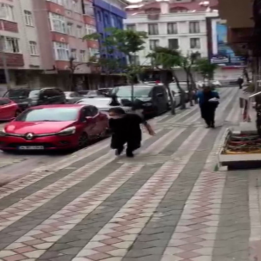 Korku filmi gibi olay: Karga yavrusuna yardım etmek isterken hayatının şokunu yaşadı