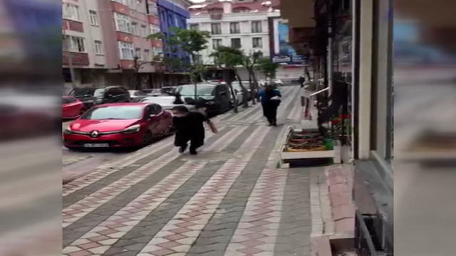 Korku filmi gibi olay: Karga yavrusuna yardım etmek isterken hayatının şokunu yaşadı