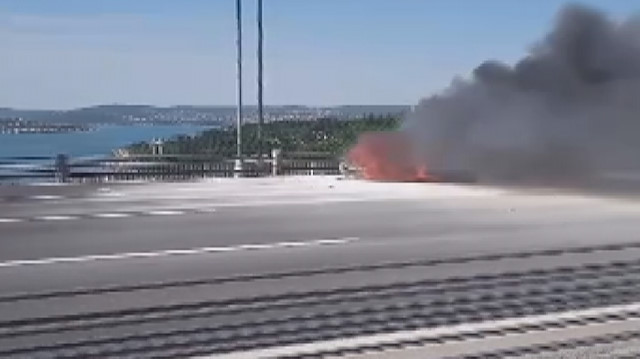 Fatih Sultan Mehmet Köprüsü'nde Edirne istikametinde bir otomobilde yangın çıktı.