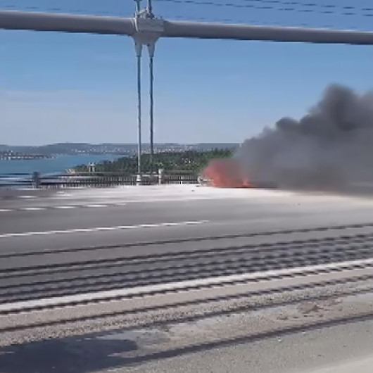 Boğaz Köprüsünde korkutan yangın: Köprü trafiği kilitlendi