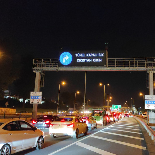 Avrasya Tünelinde araç yangını: Tüm şeritler trafiğe kapatıldı