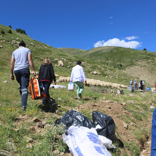 Aşı timleri engel tanımıyor: 2 bin 500 rakımlı yaylaya da çıktılar