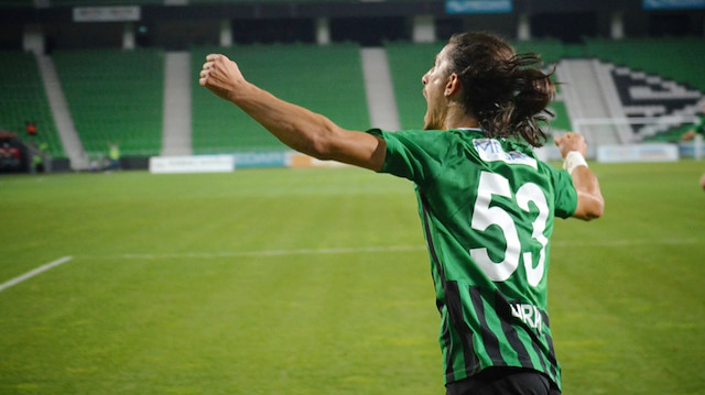 Burak Öksüz oynadığı takımlarda 53 numaralı formayı tercih ediyor.