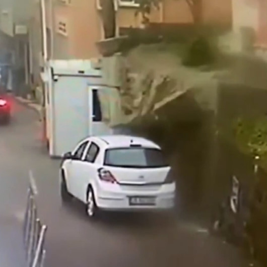Şiddetli yağmur Giresun İl Sağlık Müdürlüğü bahçesindeki duvarı yıktı