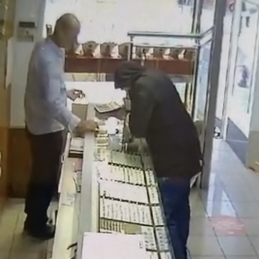 Sultanbeylide kuyumcuda biber gazlı hırsızlık kamerada