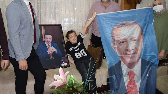 Merve Ergül, Gençlik Kolları Başkanı Çelik'e çok sevdiği Cumhurbaşkanı Erdoğan ile görüşmek istediğini iletti.