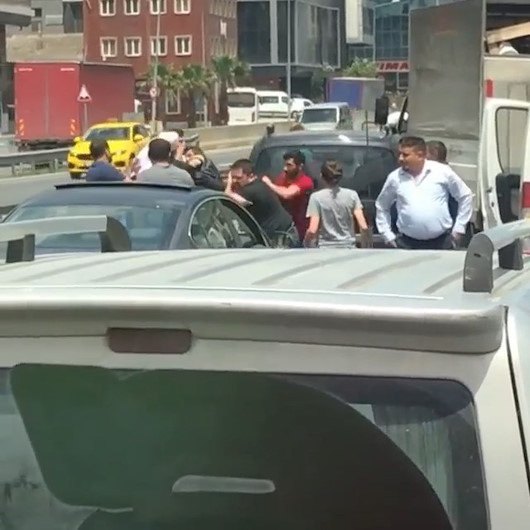 Başakşehirde trafikte yol verme kavgası