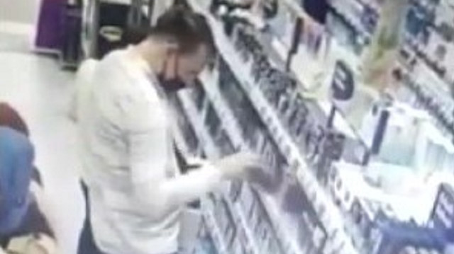 Çekmeköy'de kozmetik mağazasından hırsızlık kamerada