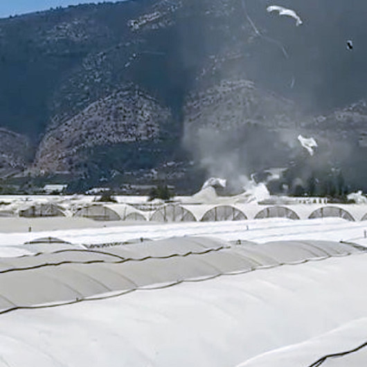 Antalyada seraların naylonlarını uçuran hortum anı