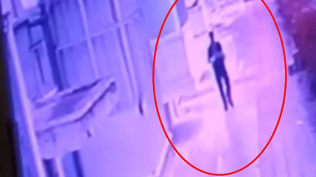 Kırık koluyla hırsızlık yapan şüpheli kamerada