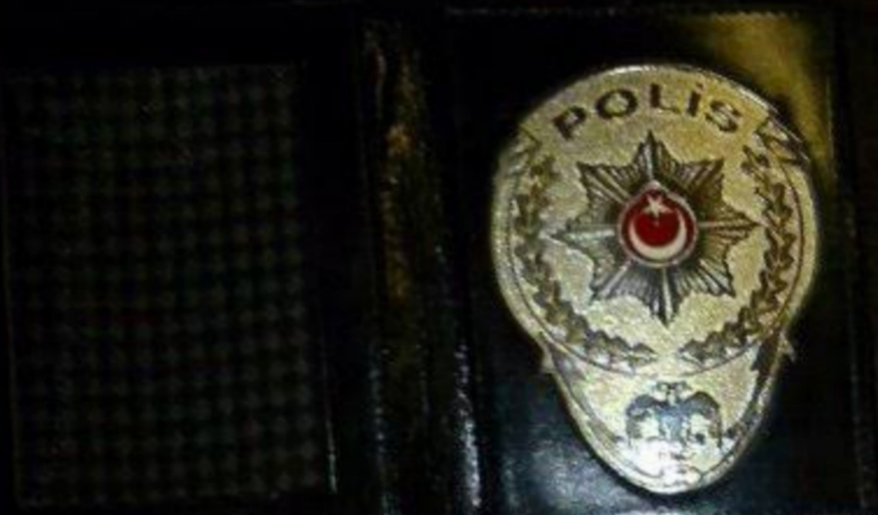 Polisin durdurduğu şüphelinin üst aramasında ruhsatsız tabanca ve polis rozeti ele geçirildi.