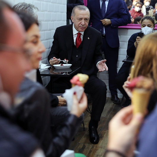 Cumhurbaşkanı Erdoğan Beylerbeyinde dondurmacıya uğradı