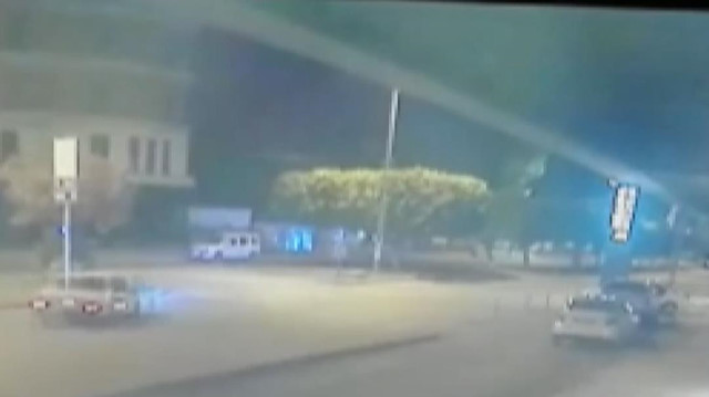 Drift atmaya çalışan sürücü önce 2 araca sonra müze duvarına çarptı