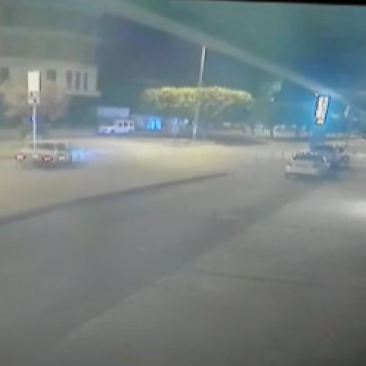 Drift atmaya çalışan sürücü önce 2 araca sonra müze duvarına çarptı