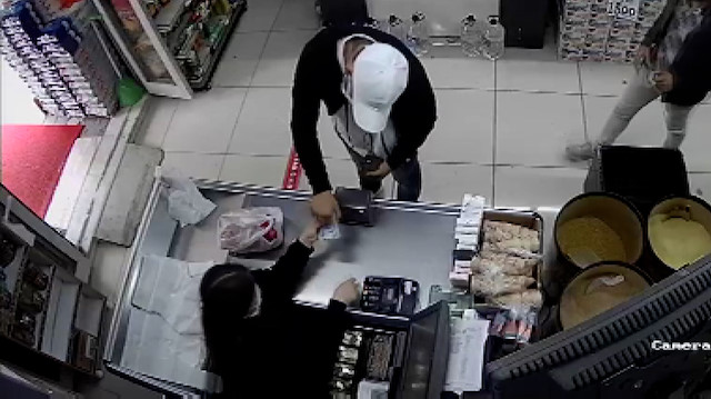 Sultangazi'de tırnakçılık yapan bir kişi market çalışanını dolandırdı