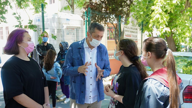 Bakan Selçuk Ankara Öveçler'de bulunan İzzet Latif Aras Ortaokulunu ziyaret etti.