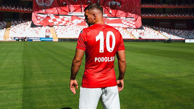 Podolski, Türkiye'de forma giyen en kariyerli futbolcular arasında yer alıyor.