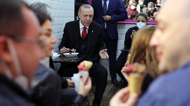 Cumhurbaşkanı Erdoğan, Üsküdar Beylerbeyi'nde dondurmacıya uğrayıp dondurma yedi. 