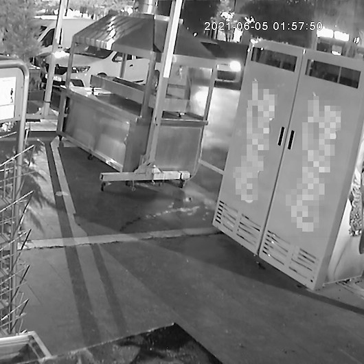 Adanada kebapçıya kalaşnikoflu saldırı güvenlik kamerasında