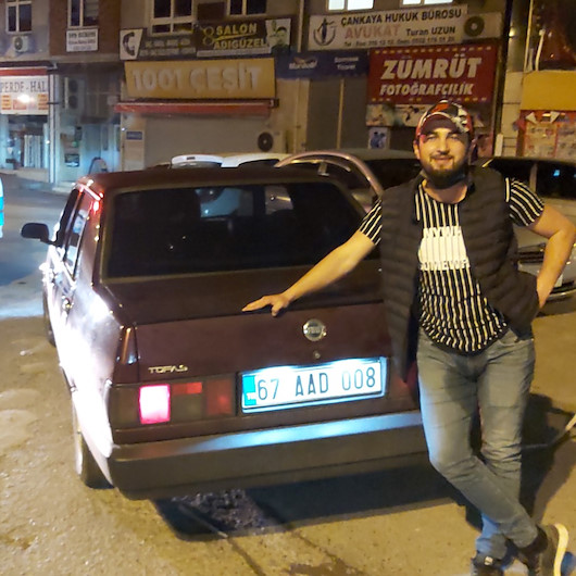 Alkollü aday sürücü aracının önünde gazetecilere poz verdi