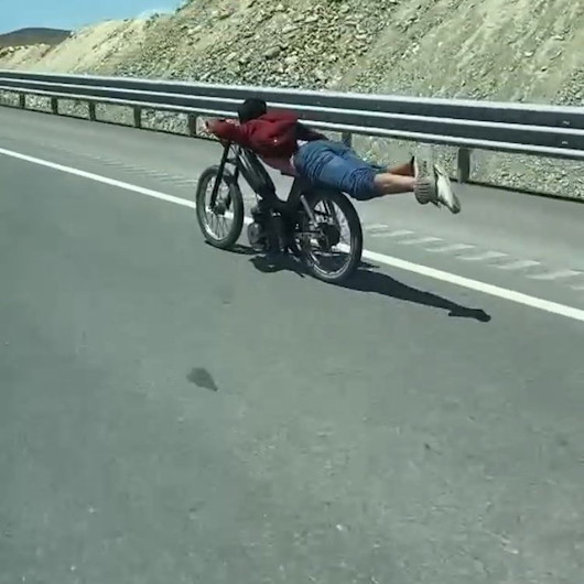Konyada motosikletin üstüne yatan sürücünün tehlikeli yolculuğu kamerada
