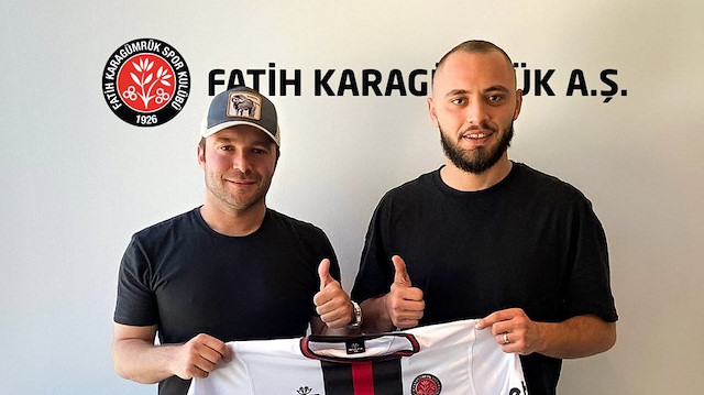 Burak Bekaroğlu (sağda) yeni takımının formasıyla poz verdi.
