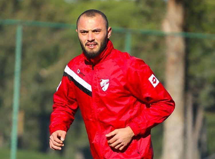 1.85 boyundaki Burak Bekaroğlu iki ayağını da kullanabiliyor.