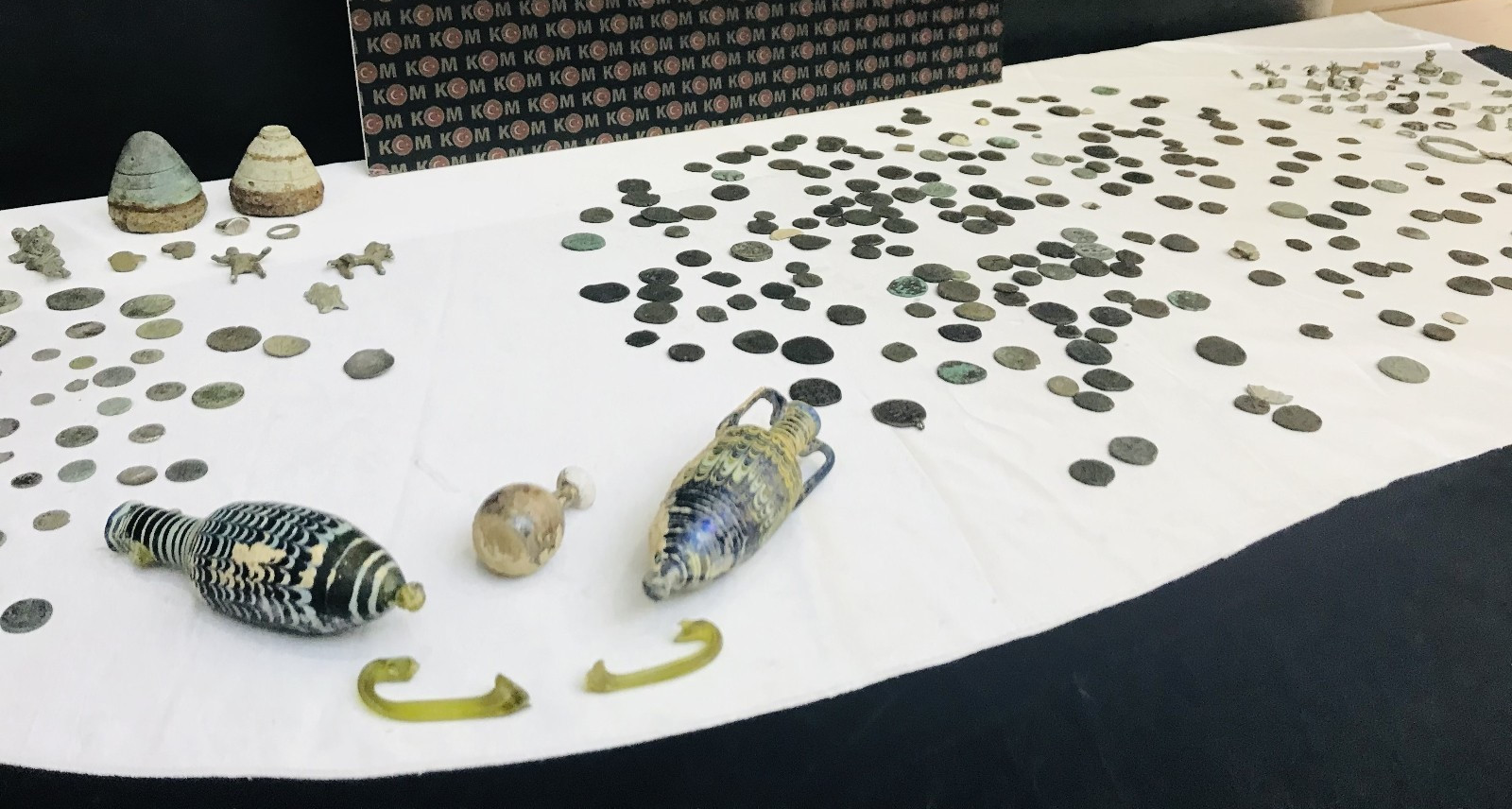 255 sikke, 160 çeşitli form ve biçimlerde 415 tarihi eser niteliğinde olduğu değerlendirilen obje ele geçirildi.