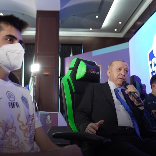 Cumhurbaşkanı Erdoğan, AK Parti Gençlik Kollarınca düzenlenen e-Spor turnuvasının final maçını izledi