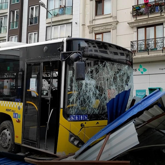 Kağıthanede İETT otobüsü metro inşaatının sac duvarına çarptı